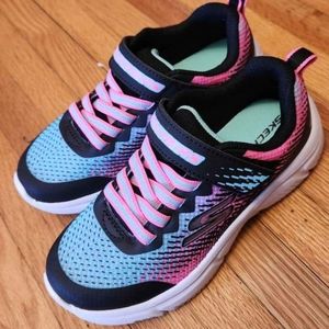 NWOT Sketchers size 13